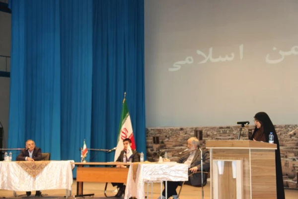 با حضور صادق زیبا کلام و قدیری ابیانه در پردیس شهیدان پاک نژاد یزد برگزار شد:

مناظره سیاسی با موضوع « آزادی و حقوق شهروندی، قانون اساسی و واقعیت های موجود »
 24