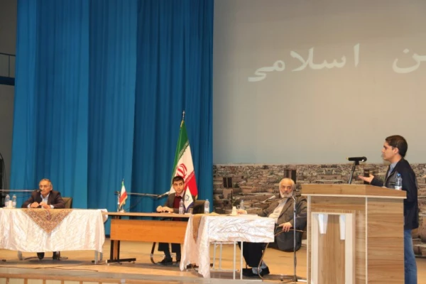 با حضور صادق زیبا کلام و قدیری ابیانه در پردیس شهیدان پاک نژاد یزد برگزار شد:

مناظره سیاسی با موضوع « آزادی و حقوق شهروندی، قانون اساسی و واقعیت های موجود »
 25