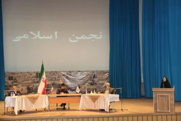 با حضور صادق زیبا کلام و قدیری ابیانه در پردیس شهیدان پاک نژاد یزد برگزار شد:

مناظره سیاسی با موضوع « آزادی و حقوق شهروندی، قانون اساسی و واقعیت های موجود »
 26