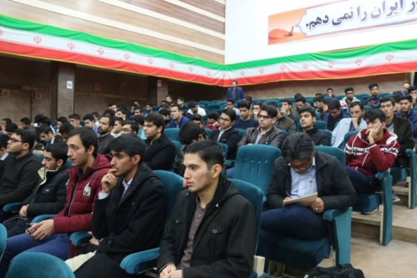 با حضور صادق زیبا کلام و قدیری ابیانه در پردیس شهیدان پاک نژاد یزد برگزار شد:

مناظره سیاسی با موضوع « آزادی و حقوق شهروندی، قانون اساسی و واقعیت های موجود »
 20