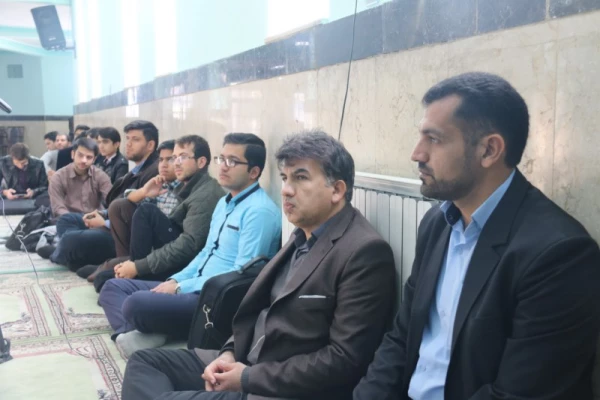 آیت الله ناصری، امام جمعه یزد، در جمع دانشجومعلمان پردیس شهیدان پاک نژاد:

حرفه معلمی ساختار انسانیت را معنا می بخشد 7