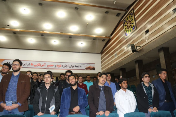 همایش «آشنایی با انجمن معتادان گمنام  و فعالیت های آنان» در سالن آمفی تئاتر پردیس شهیدان پاک نژاد یزدبرگزار شد. 
 2