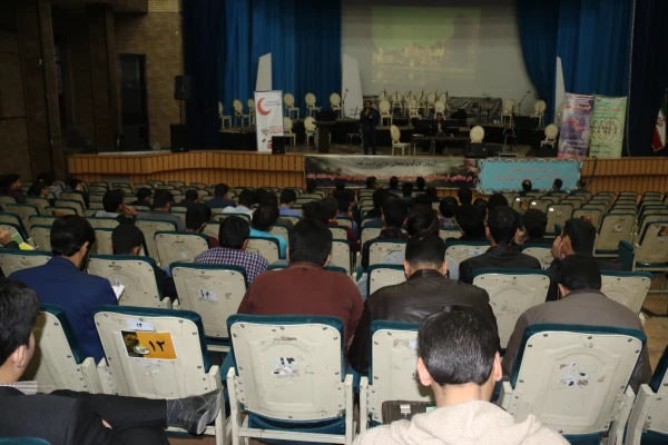 همایش «آشنایی با انجمن معتادان گمنام  و فعالیت های آنان» در سالن آمفی تئاتر پردیس شهیدان پاک نژاد یزدبرگزار شد. 
 3