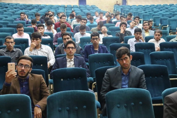 همایش فرهنگی "فالوده شیرازی خیابان وال استریت" 
 4