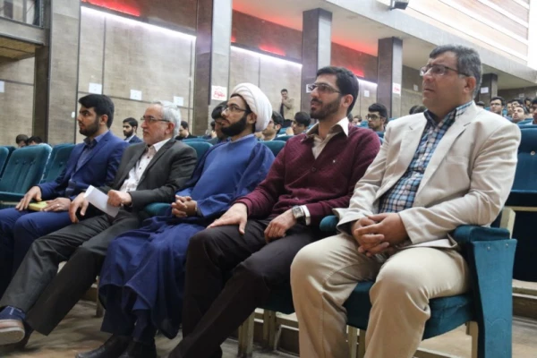 همایش فرهنگی "فالوده شیرازی خیابان وال استریت" 
 7