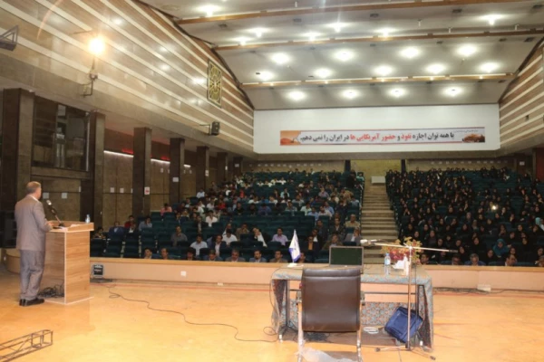 سخنرانی دکتر امانی : دبیر علمی جشنواره و ریاست دفتر تالیف کتب درسی در جشنواره تجربیات برتر آموزشی - تربیتی اساتید و معلمان در آموزش علوم ابتدایی
 2