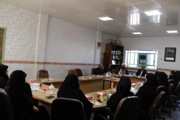 نشست صمیمانه مدیریت و مسئولین امور پردیس های استان یزد با دانشجویان شورای صنفی پردیس فاطمه الزهرا(س) 
 3