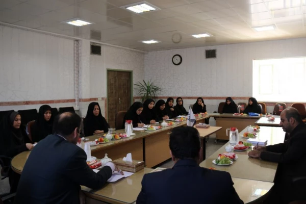 نشست صمیمانه مدیریت و مسئولین امور پردیس های استان یزد با دانشجویان شورای صنفی پردیس فاطمه الزهرا(س) 
 10