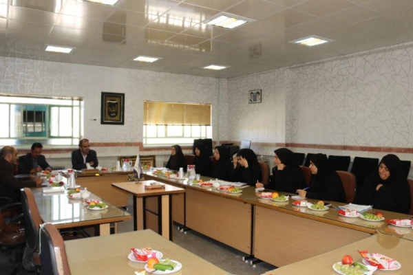 نشست صمیمانه مدیریت و مسئولین امور پردیس های استان یزد با دانشجویان شورای صنفی پردیس فاطمه الزهرا(س) 
 11