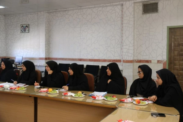 نشست صمیمانه مدیریت و مسئولین امور پردیس های استان یزد با دانشجویان شورای صنفی پردیس فاطمه الزهرا(س) 
 12