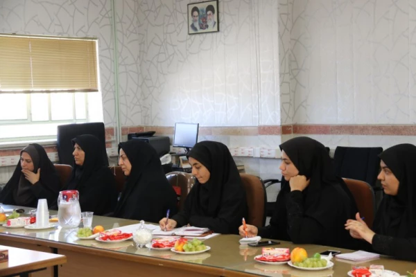 نشست صمیمانه مدیریت و مسئولین امور پردیس های استان یزد با دانشجویان شورای صنفی پردیس فاطمه الزهرا(س) 
 13