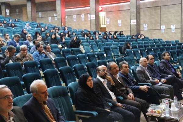 همایش مدیران و معاونین مدارس میزبان اساتید و معلمان راهنمای درس کارورزی
 10