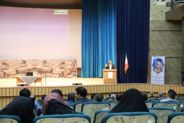 همایش مدیران و معاونین مدارس میزبان اساتید و معلمان راهنمای درس کارورزی
 11