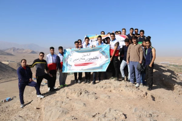 همایش کوهپیمایی کارکنان و دانشجو معلمان پردیس شهیدان پاک نژاد یزد به مناسبت هفته تربیت بدنی 
 3