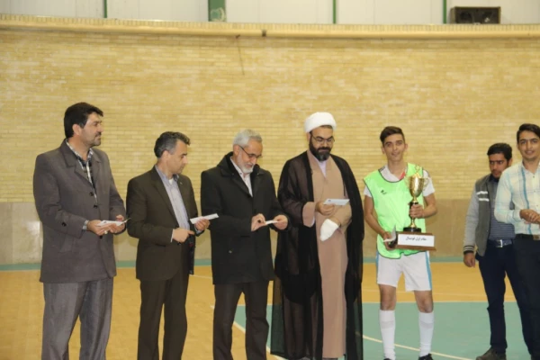 برگزاری  مسابقات فوتسال در پردیس شهیدان پاک نژاد یزد
 9