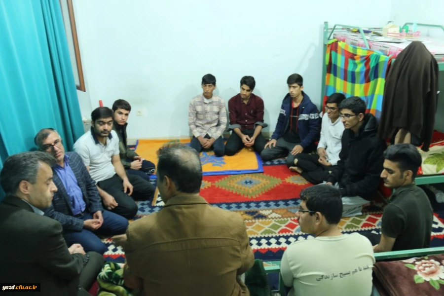 نشست و گفتگوی صمیمانه رئیس دانشگاه فرهنگیان استان یزد با دانشجو معلمان در سراهای دانشجویی پردیس شهیدان پاک نژاد 
 2