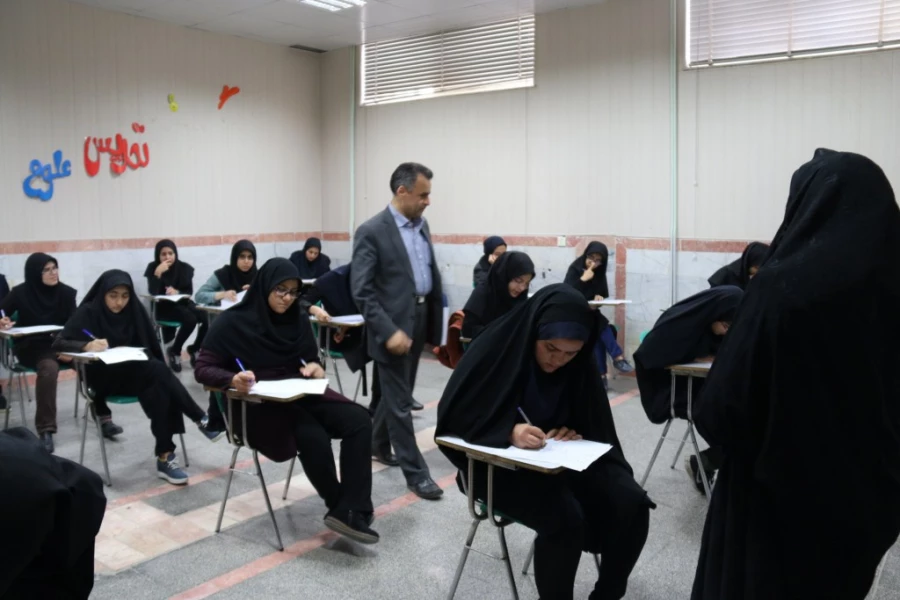 بازدید مدیر دانشگاه فرهنگیان استان از روند برگزاری امتحانات پایان ترم پردیس فاطمه الزهرا (س) یزد
 7