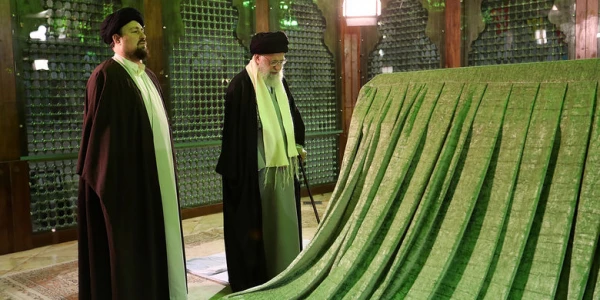 در آستانه دهه فجر و چهلمین سالروز پیروزی شکوهمند انقلاب اسلامی؛
رهبر انقلاب اسلامی در مرقد امام خمینی(ره) وگلزار شهدا حضور یافتند