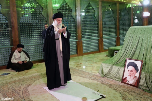 در آستانه دهه فجر و چهلمین سالروز پیروزی شکوهمند انقلاب اسلامی؛
رهبر انقلاب اسلامی در مرقد امام خمینی(ره) وگلزار شهدا حضور یافتند