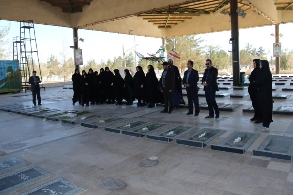 به مناسبت ایام الله دهه فجر برگزار گردید:

تجدید میثاق کارکنان دانشگاه فرهنگیان یزد با آرمان های شهدا
 2