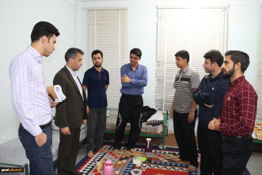 رئیس دانشگاه فرهنگیان یزد از سراهای دانشجویی به صورت سرزده بازدید کرد.
 2