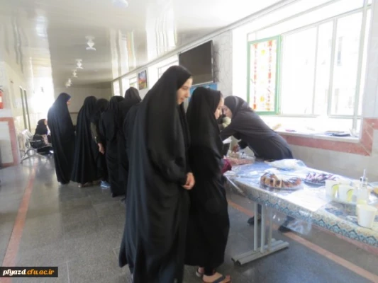 برپایی بازارچه خیریه در پردیس فاطمه الزهرا (س) یزد
 2