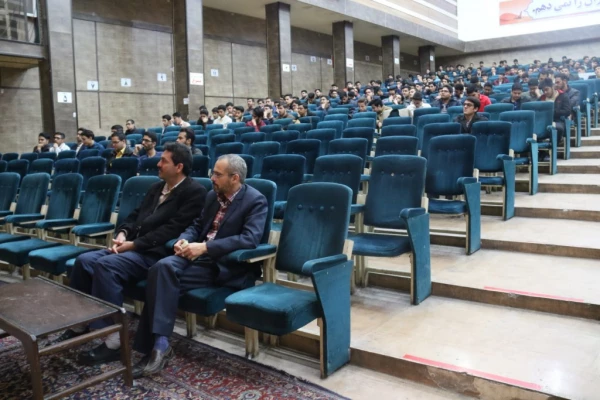 در پردیس شهیدان پاک نژاد یزد برگزار شد:

آشنایی دانشجو معلمان با امور مربوط به گزینش و استخدام
 5