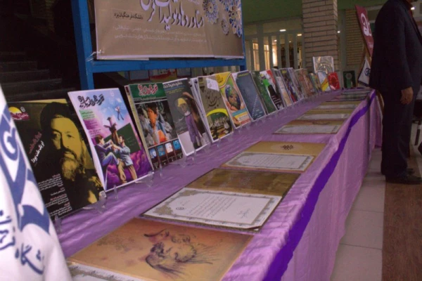 در حاشیه برگزاری مرحله کشوری جشنواره فرهنگی دانشجومعلمان صورت گرفت:

بازدید از نمایشگاه دستاوردها و تولیدات فرهنگی و اجتماعی پردیس های استانی یزد 17