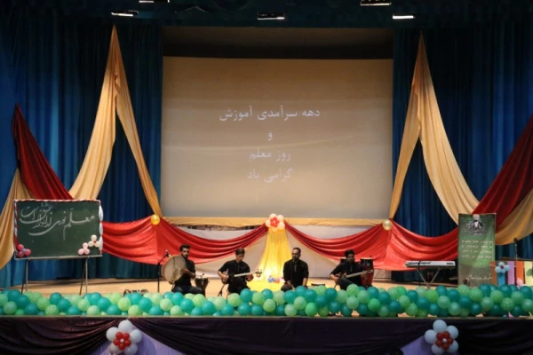 با حضور مسئولان، اساتید و دانشجومعلمان برگزار شد:

جشن ویژه هفته مقام معلم در دانشگاه فرهنگیان یزد ویژه دانشجو معلمان پردیس شهیدان پاک نژاد 
 6