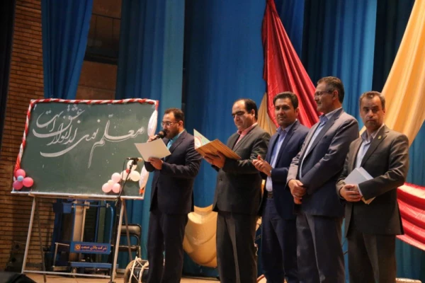 با حضور مسئولان، اساتید و دانشجومعلمان برگزار شد:

جشن ویژه هفته مقام معلم در دانشگاه فرهنگیان یزد ویژه دانشجو معلمان پردیس شهیدان پاک نژاد 
 11