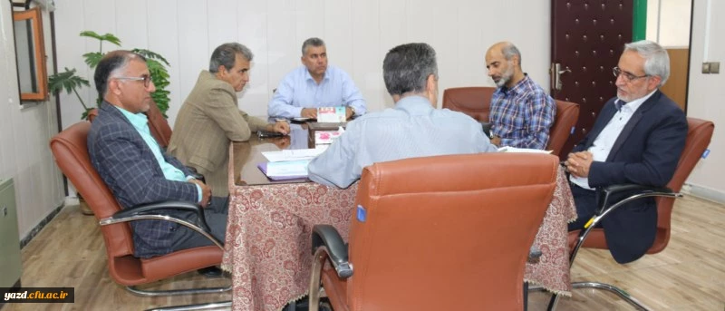 نشست سرپرستان شبانه روزی پردیس شهیدان پاک نژاد یزد با مدیر استان
 2