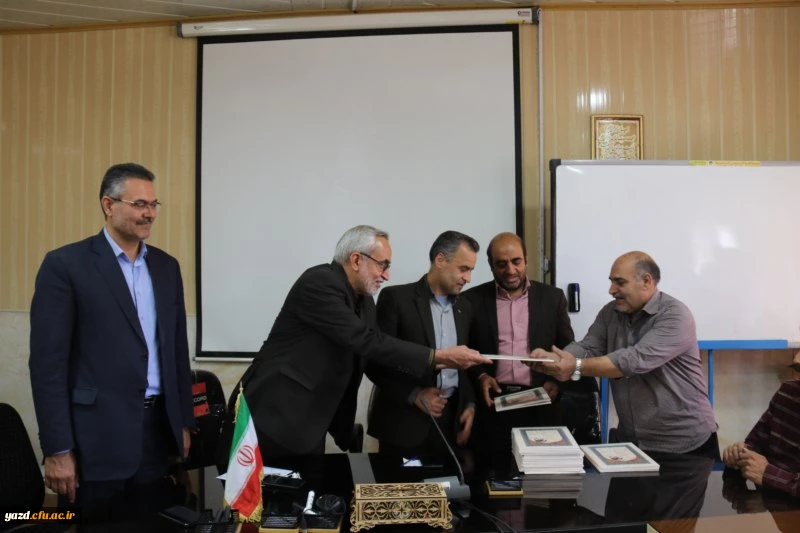 مراسم تکریم و تجلیل از تلاش های نیروهای شرکتی دانشگاه فرهنگیان یزد

 5