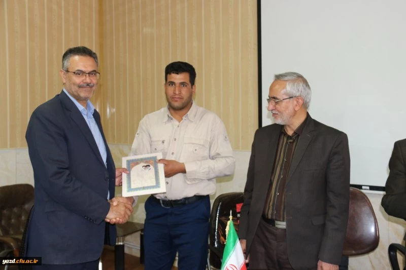 مراسم تکریم و تجلیل از تلاش های نیروهای شرکتی دانشگاه فرهنگیان یزد

 8