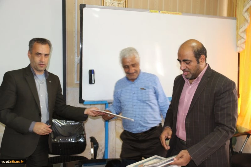 مراسم تکریم و تجلیل از تلاش های نیروهای شرکتی دانشگاه فرهنگیان یزد

 9