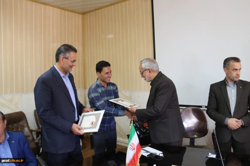 مراسم تکریم و تجلیل از تلاش های نیروهای شرکتی دانشگاه فرهنگیان یزد

 10