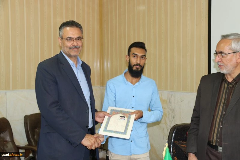 مراسم تکریم و تجلیل از تلاش های نیروهای شرکتی دانشگاه فرهنگیان یزد

 11