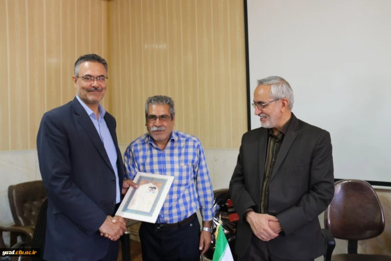 مراسم تکریم و تجلیل از تلاش های نیروهای شرکتی دانشگاه فرهنگیان یزد

 13