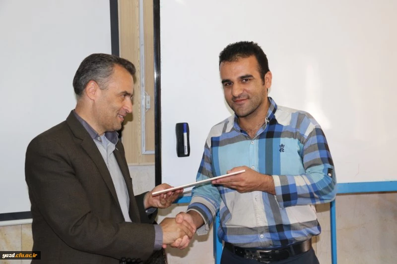 مراسم تکریم و تجلیل از تلاش های نیروهای شرکتی دانشگاه فرهنگیان یزد

 14