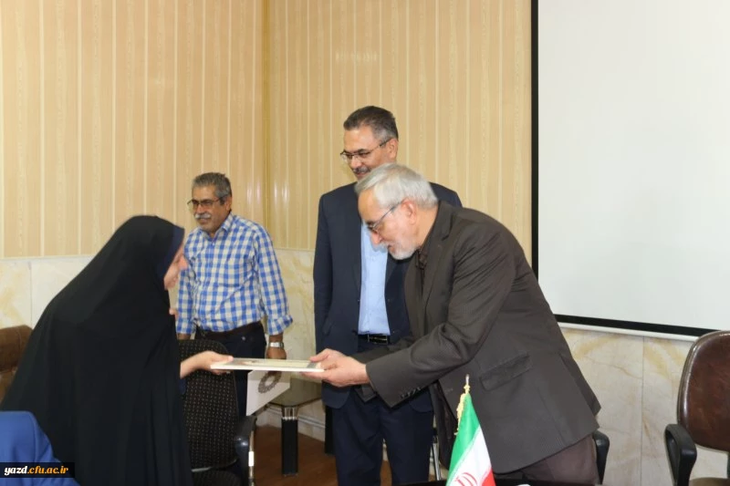 مراسم تکریم و تجلیل از تلاش های نیروهای شرکتی دانشگاه فرهنگیان یزد

 15