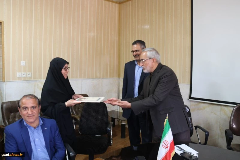 مراسم تکریم و تجلیل از تلاش های نیروهای شرکتی دانشگاه فرهنگیان یزد

 17