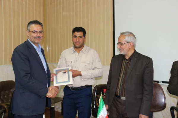 مراسم تکریم و تجلیل از تلاش های نیروهای شرکتی دانشگاه فرهنگیان یزد
 8