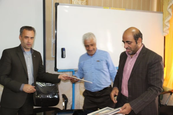 مراسم تکریم و تجلیل از تلاش های نیروهای شرکتی دانشگاه فرهنگیان یزد
 9