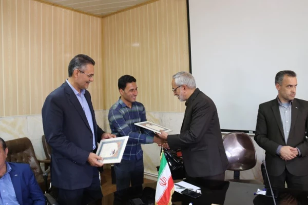 مراسم تکریم و تجلیل از تلاش های نیروهای شرکتی دانشگاه فرهنگیان یزد
 10