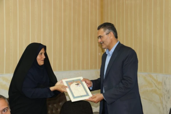 مراسم تکریم و تجلیل از تلاش های نیروهای شرکتی دانشگاه فرهنگیان یزد
 16