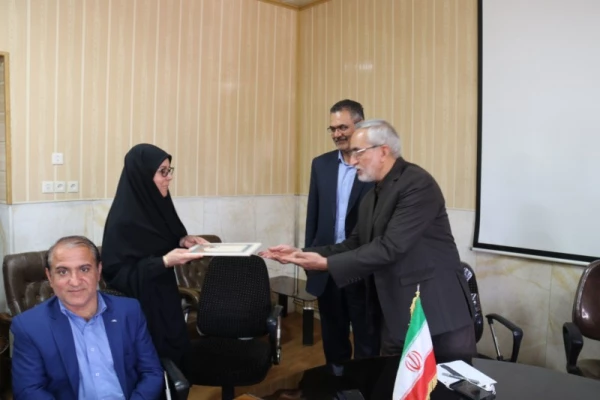 مراسم تکریم و تجلیل از تلاش های نیروهای شرکتی دانشگاه فرهنگیان یزد
 17