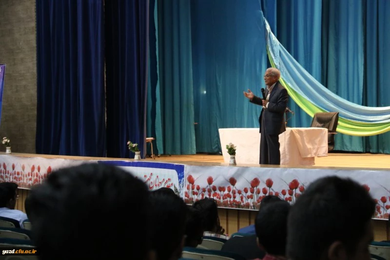 آیت الله ناصری در آئین استقبال از نو دانشجو معلمان دانشگاه فرهنگیان یزد:

تحول در آموزش و پرورش وظیفه تمام افراد است.
 3