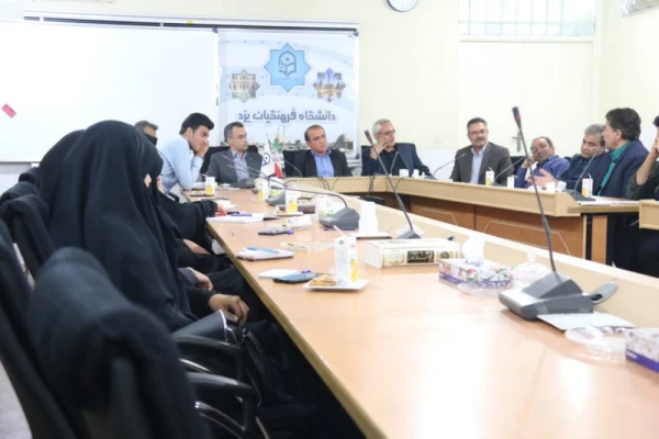 نشست سرپرست دانشگاه فرهنگیان یزد با اعضای شورای صنفی پردیس های استان 4