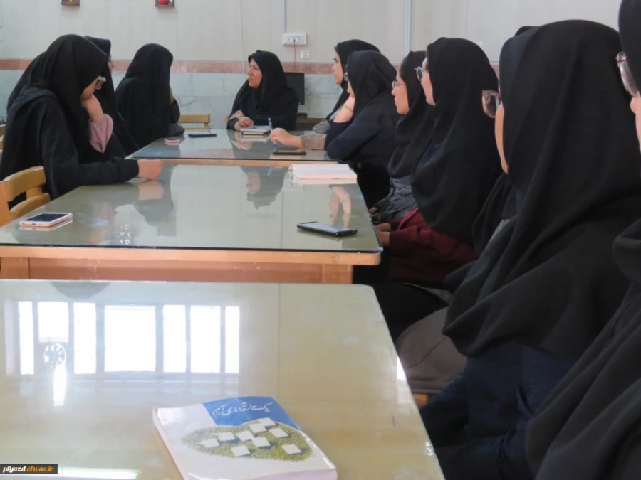 نشست کتابخوانی با عنوان با هم بلند بخوانیم 3