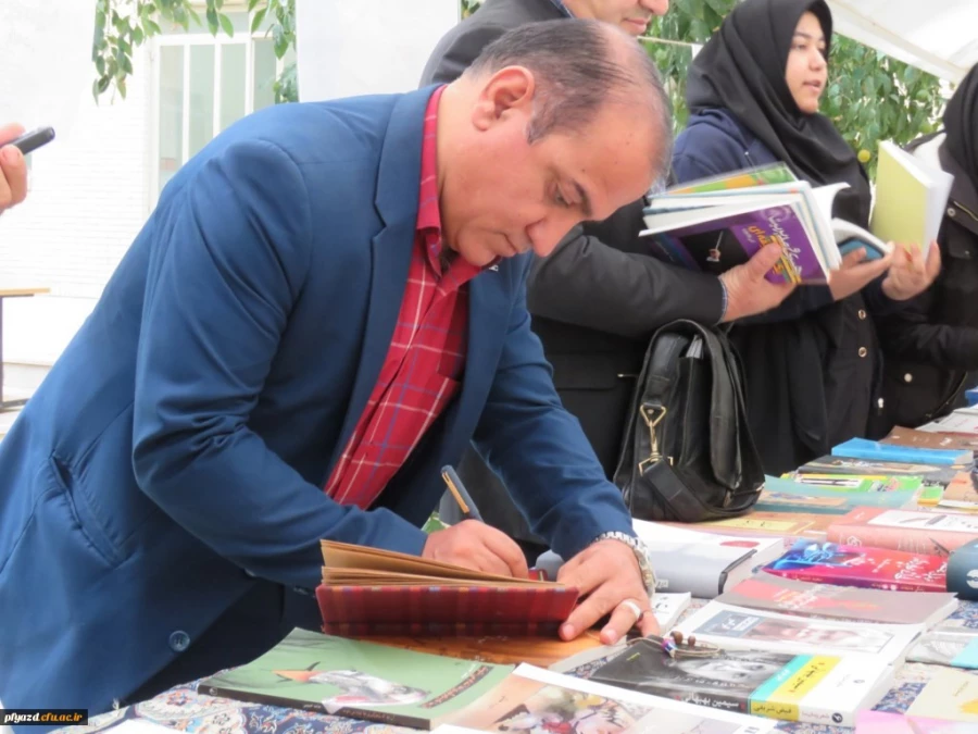 نمایشگاه کتاب برگزار شد 7