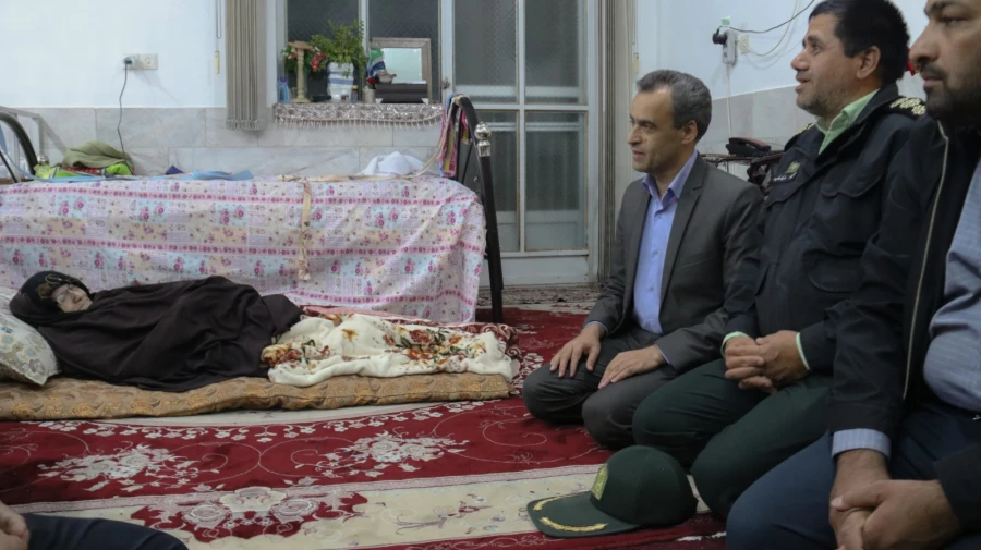 حضور سرپرست دانشگاه فرهنگیان یزد در منزل چهار شهید دفاع مقدس 4